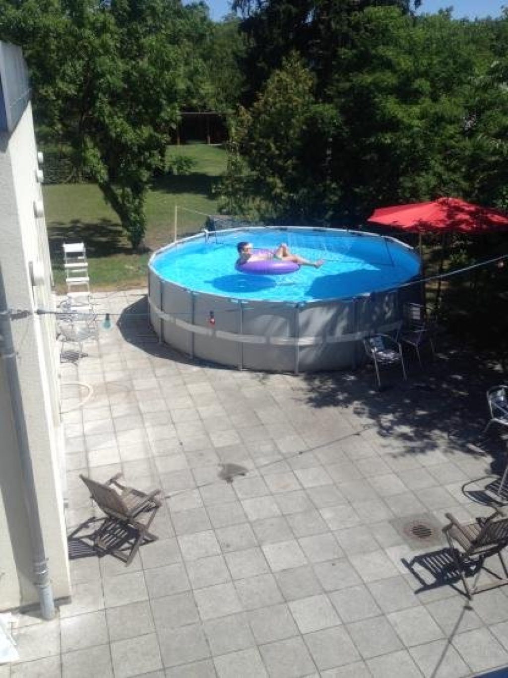 WG-Zimmer Oststadt Sebastian-Kneipp-Straße 4 - Blick auf den aufgebauten Pool und den Garten