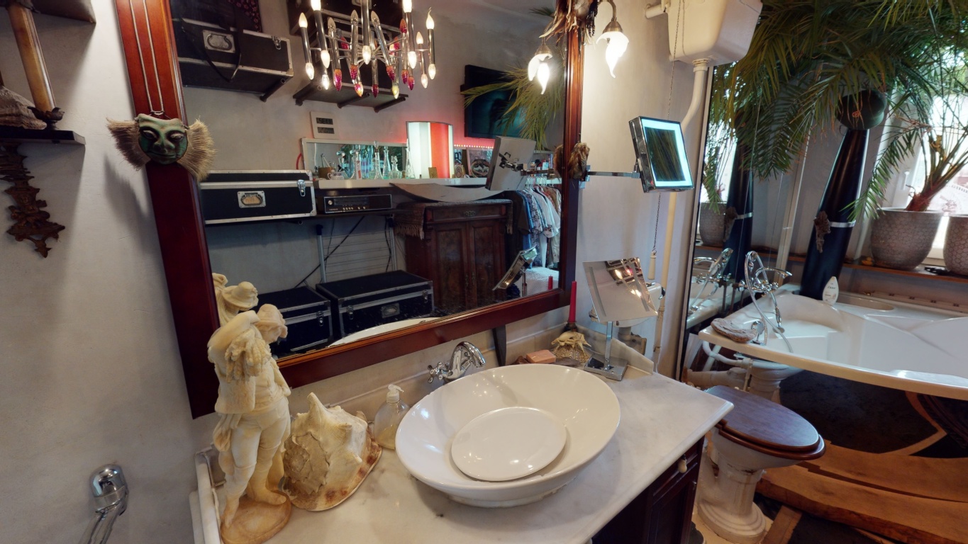 Exceptional Art-Filled Period Apartment at Boxhagener Platz - – bright, expressive and highly individual, blending atelier spirit, design and Berlin bohemia. – Krossener Strasse, 10245 Berlin Friedrichshain – Vorschaubild 8
