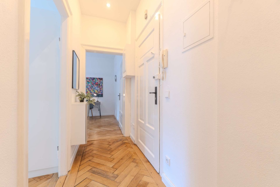 Stilvolle, komplett möblierte 2-Zimmer-Wohnung in München-Haidhausen – 6 bis 24 Monate, sofort beziehbar, inkl. Waschmaschine, Trockner & Arbeitsplatz – ideal für Job-Relocation, Einzelpersonen oder Paare – Pariser Straße 19, 81667 München Au-Haidhausen – Vorschaubild 5