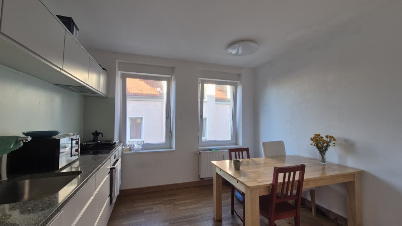 WG-Zimmer Oberhausen Pestalozzi 1 - Essplatz in der Küche mit Abendlicht