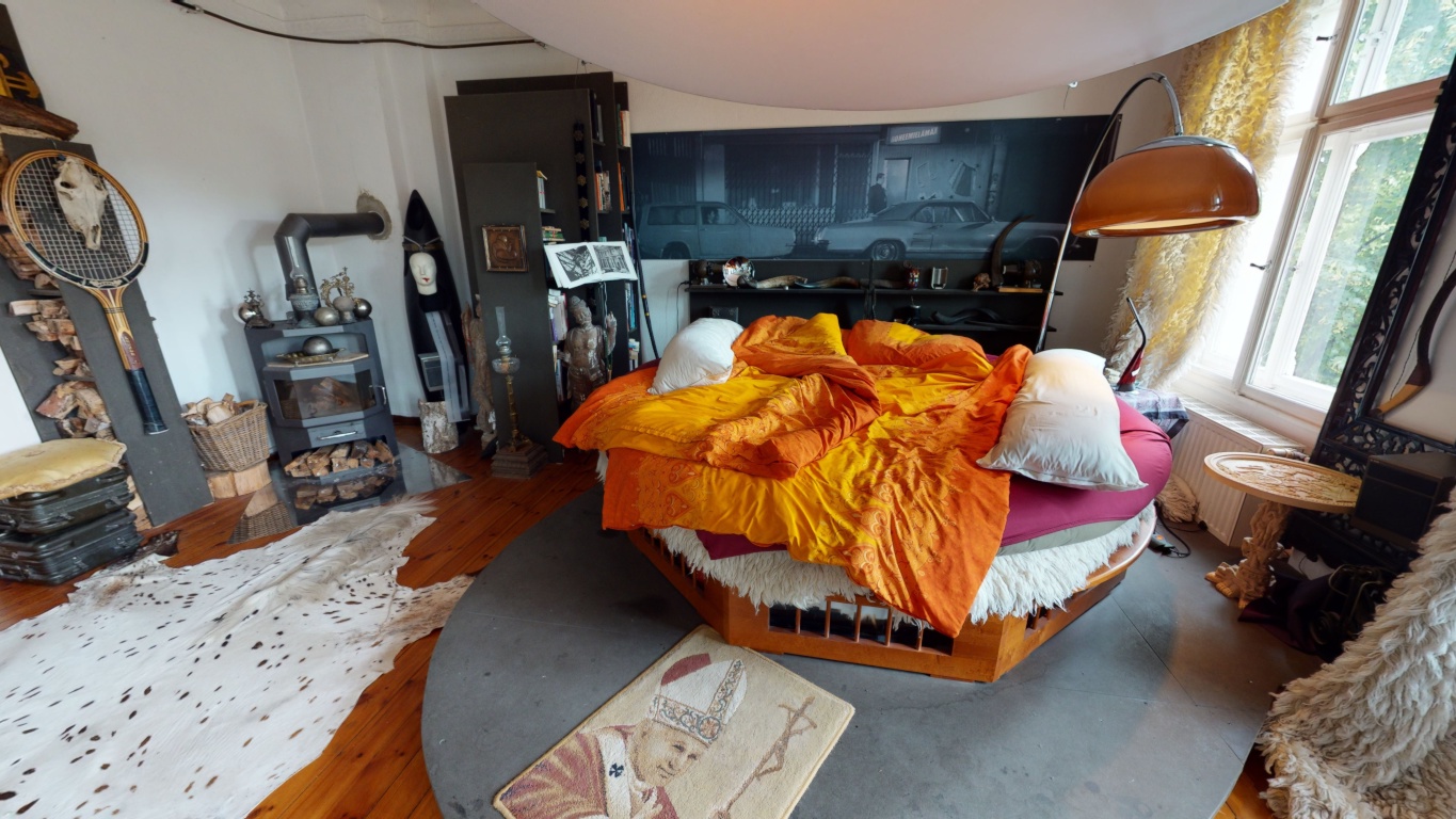 Exceptional Art-Filled Period Apartment at Boxhagener Platz - – bright, expressive and highly individual, blending atelier spirit, design and Berlin bohemia. – Krossener Strasse, 10245 Berlin Friedrichshain – Vorschaubild 2