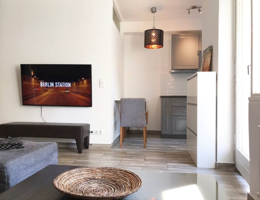 Comfortable Central Apartment with Terrace & Free Parking