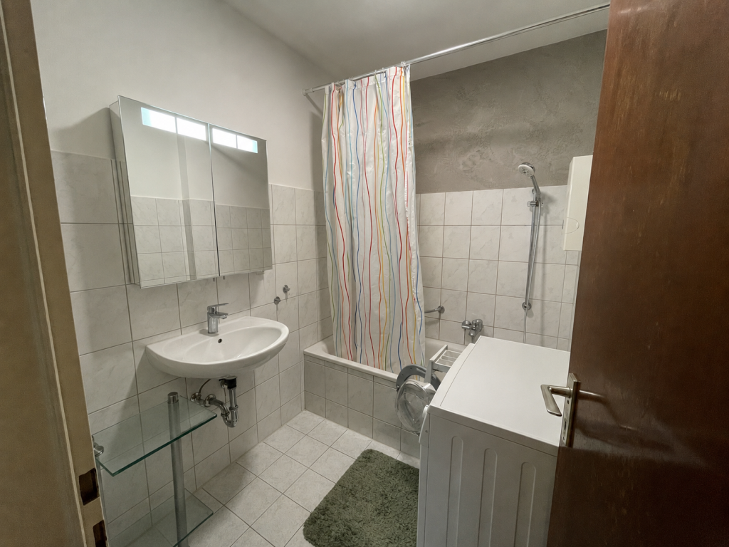 3 Zimmer Wohnung möbliert, ruhig, für 1 Jahr/ 3 room apt. furnished, quiet, for 1 year - Pauschalmiete/ Flat-rate rent incl. Internet, Strom, Heizung – Sieglitzhofer Straße, 91054 Erlangen Sieglitzhof – Vorschaubild 2