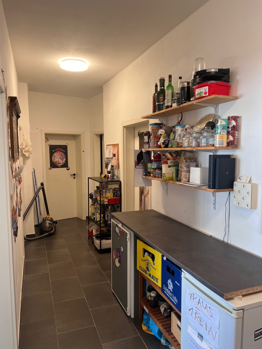 WG-Zimmer Innenstadt Marquardsenstraße 18 - Flur zu den anderen Zimmern mit Vorratsschränken