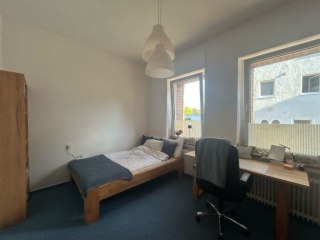 Anzeigenbild: Vollständig möbliertes Zimmer in geräumiger 4er-WG