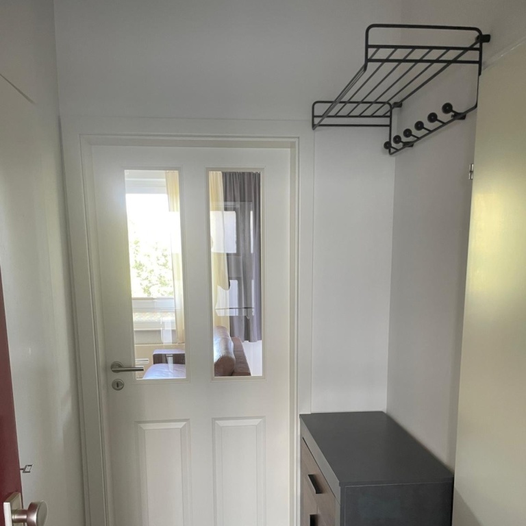 Modern möblierte 2-Zimmer-Wohnung mit Grünblick – Georg-Raloff-Ring 20, 22309 Hamburg Barmbek-Nord – Vorschaubild 2