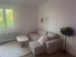 Möblierte 2-Zimmer-Wohnung zur Zwischenmiete | Nur für Frauen | 01.08.2026 – 01.10.2026 — photo 1