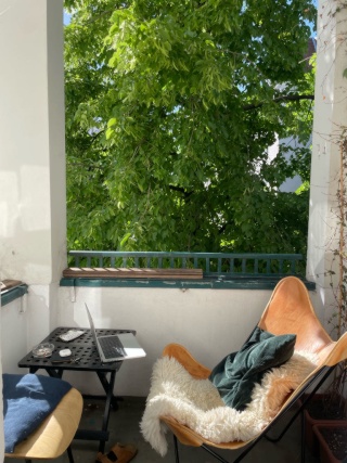 Sunny Artist Apartment — photo 1