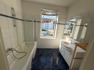Anzeigenbild: Schöne 3 Zimmer WG Wohnung mit Badewanne und schöner Küche BORNHEIM!