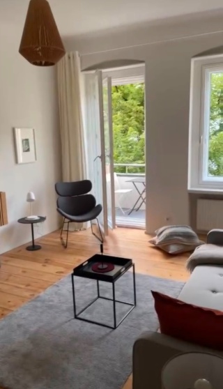Helle, vollmöblierte 2-Zimmer-Altbauwohnung mit Balkon – Schillerkiez am Tempelhofer Feld — photo 1