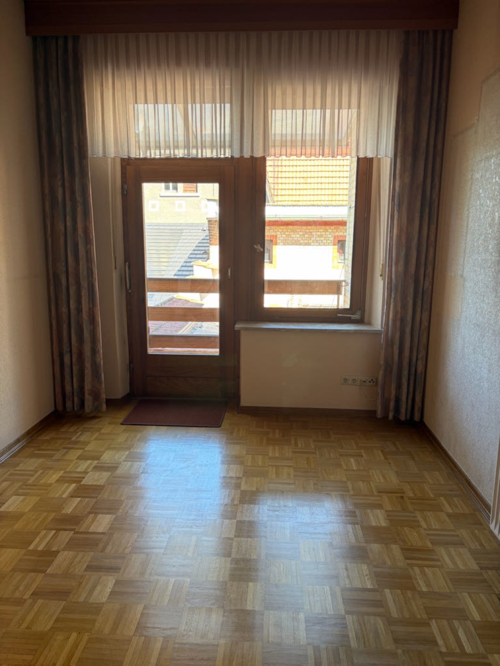 WG-Zimmer Bingen Am Burggraben - Wohn-/ Esszimmer mit Blick auf den Balkon