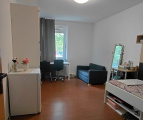 Anzeigenbild: Möbliertes Zimmer in einer Frauen-WG zur Untermiete (ohne Vertrag) verfügbar. 🏠 Lage: Voll möbliertes Zimmer (17 m2) verfügbar. 🗓 Verfügbarkeit: 10. August – 8. Oktober 2026 (flexibel). 💶 Miete: 370 €/Monat (Warmmiete/All-inclusive).