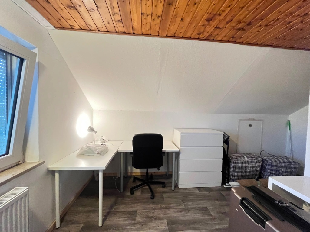 WG-Zimmer Thalkirchen-Obersendling-Forstenried-Fürstenried-Solln Mühlthalerstr  78 - WG Zimmer mit Schreibtisch