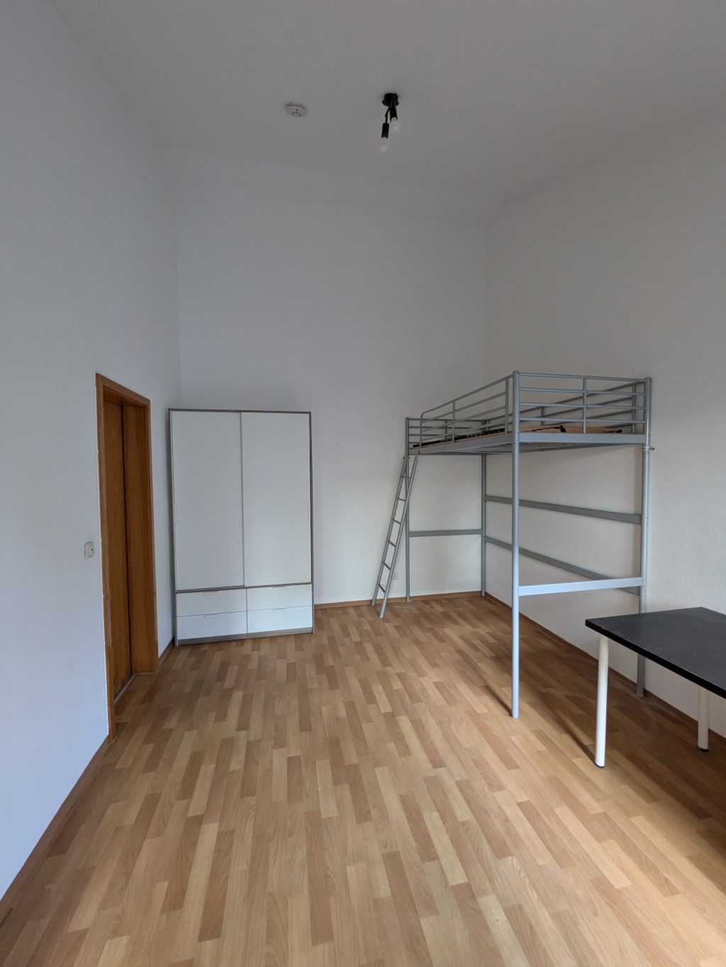 WG-Zimmer Innenstadt Friedrichstraße 41 - Frisch renoviertes und möbiliertes Zimmer mit Verbindungstür zum gemeinsamen Bad