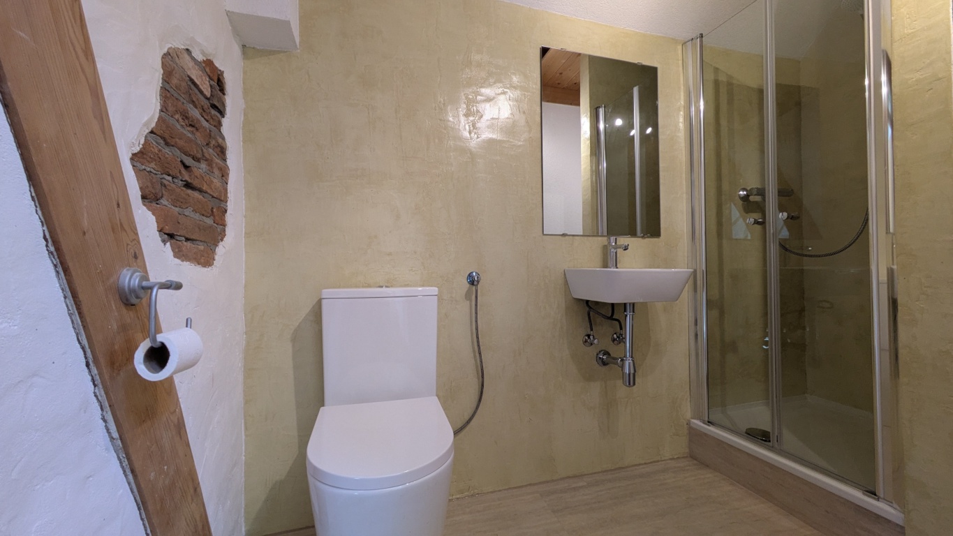 Haus Ettenheim Berggasse 7 - Badezimmer mit Dusche im DG