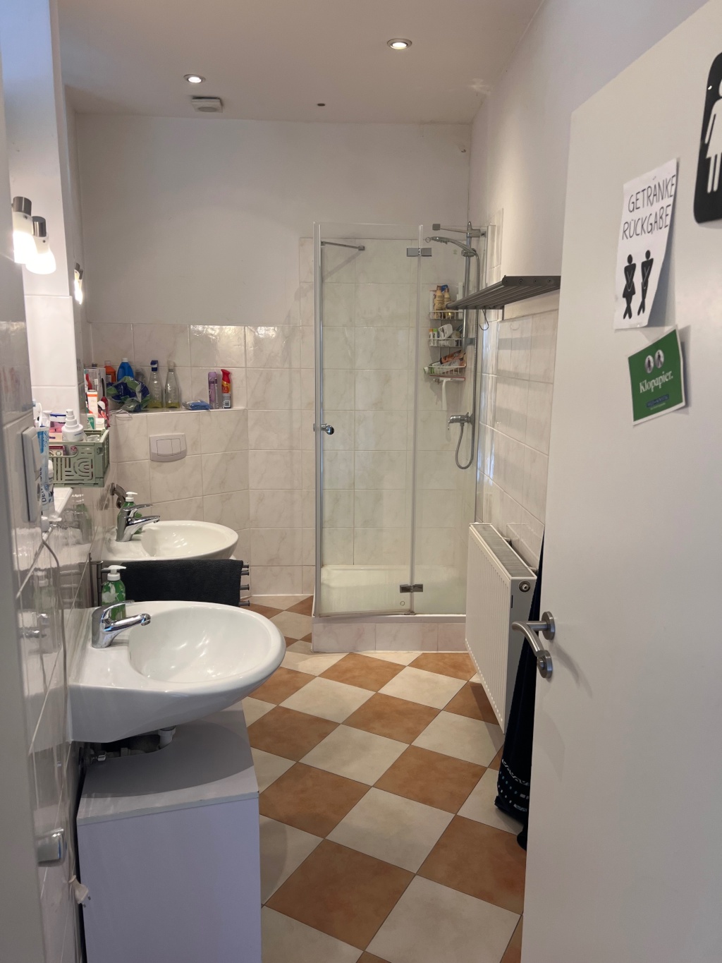 WG-Zimmer Innenstadt Marquardsenstraße 18 - Badezimmer mit Dusche, Toilette und zwei Waschbecken