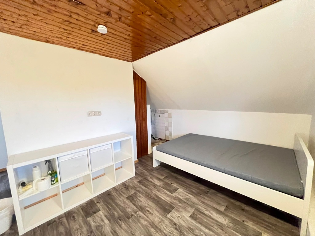 WG-Zimmer Thalkirchen-Obersendling-Forstenried-Fürstenried-Solln Mühlthalerstr  78 - WG Zimmer mit Regal