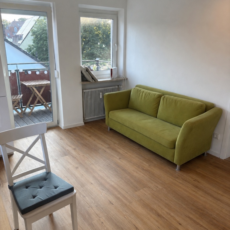 WG-Zimmer Allach-Untermenzing Kupfferstraße 1 - Couch in der Esszimmerecke (Abb. ähnlich)