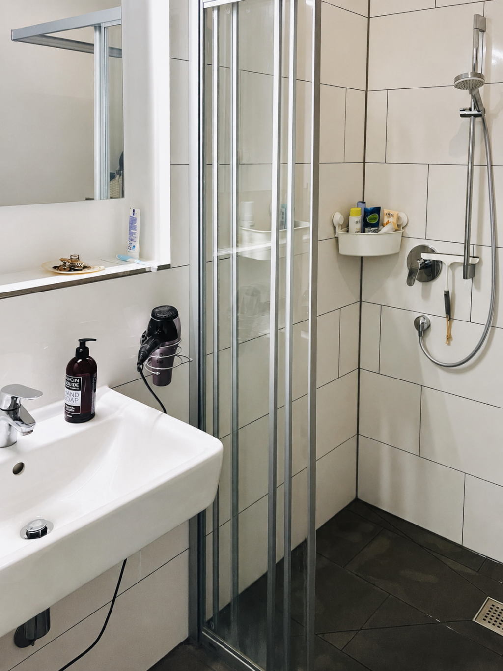 Untermiete Okt. - Dez.: Voll möblierte 2-Zimmer-Wohnung mit Wasserblick in der HafenCity – Baakenallee, 20457 Hamburg HafenCity – Vorschaubild 5