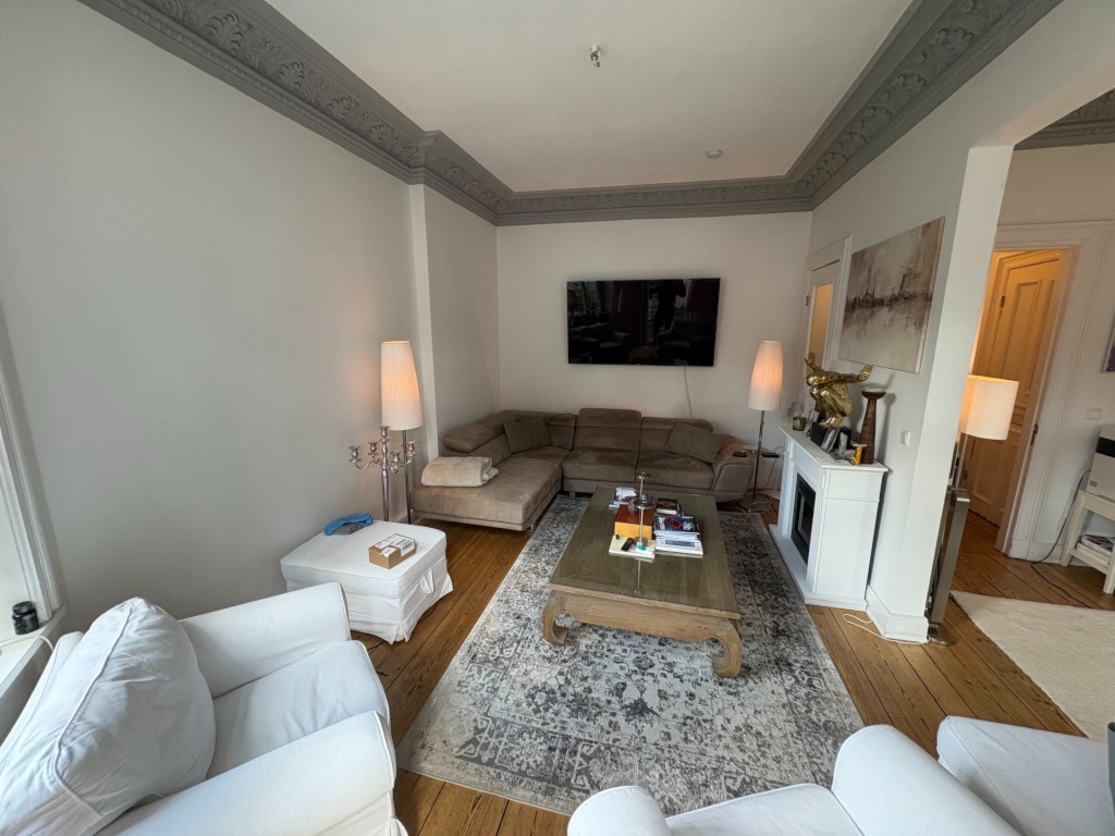 BEFRISTET AB SOFORT FÜR 3/5 MONATE: Stilvolle Altbauwohnung mit Balkon – Voll möbliert & zentral gelegen – Mittelweg 40, 20148 Hamburg Eimsbüttel – Vorschaubild 2