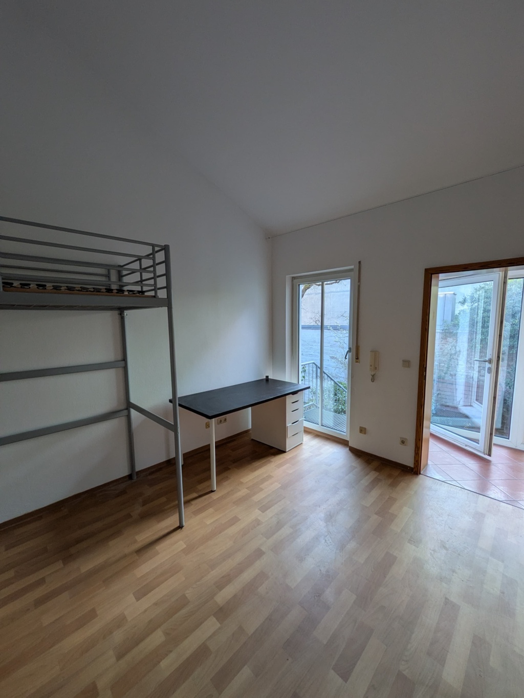 WG-Zimmer Innenstadt Friedrichstraße 41 - Zimmer mit Blick auf den Eingangsbereich der 2er-WG