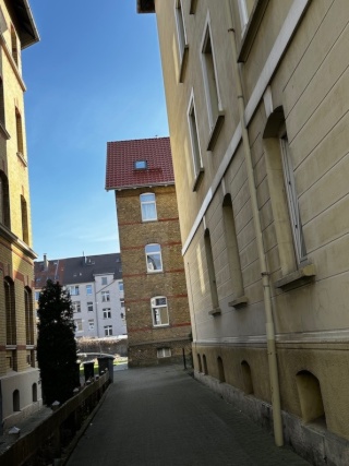 Anzeigenbild: Helle, gepflegte 2 – Zimmer – Wohnung      	Küche, Bad, Flur,  ca 52,5 qm,              (WG- geeignet) 	490 € KM + 130 € NK