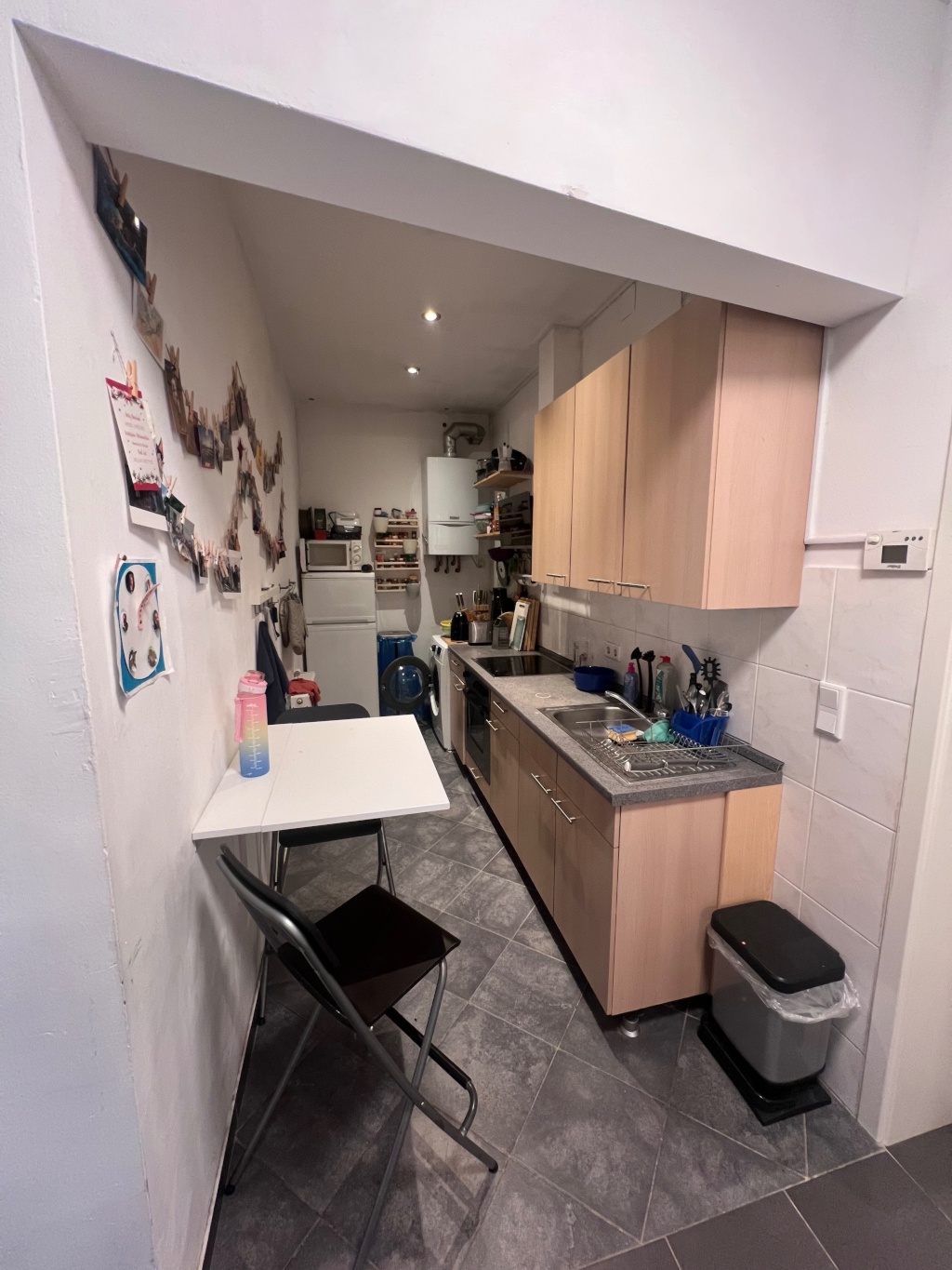 WG-Zimmer Innenstadt Marquardsenstraße 18 - Küche mit Herd, Backofen und Waschmaschine sowie einem eigenen Kühlschrank