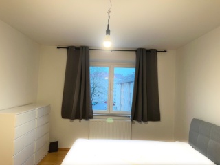 Anzeigenbild: FREI AB SOFORT: Helles Zimmer mit Wohnküche, Badewanne und Balkon