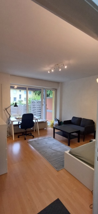 750 euro Single / 850 double sharing furnished room with private garden. all inclusive . 12 minutes to Altona & Schanze. 3 minutes to Sbahn