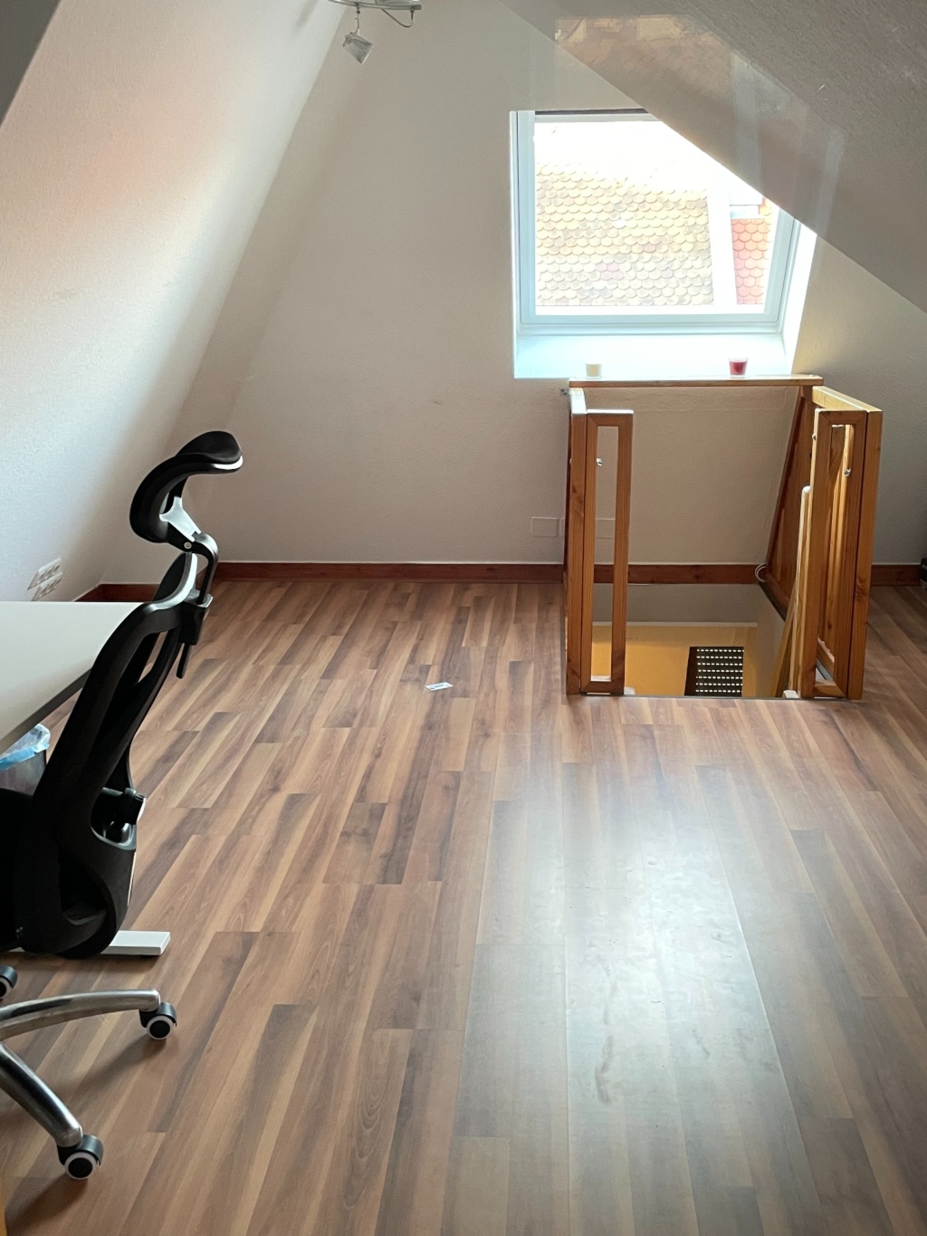 Möblierte 2-Zimmer-Dachgeschosswohnung zur Zwischenmiete (31.08.–01.11.) – Innerer Graben 26, 97070 Würzburg Altstadt – Vorschaubild 4