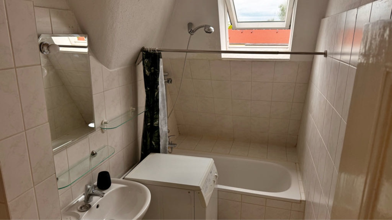 Apartamento Karlshorst Stolzenfelsstraße - bathroom with bathtub and Velux window