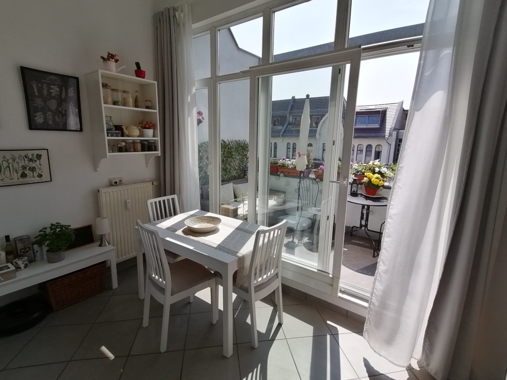 Helle möblierte Dachgeschosswohnung mit großer Südterrasse am Ku'damm – Xantener Straße, 10707 Berlin Charlottenburg-Wilmersdorf – Vorschaubild 2