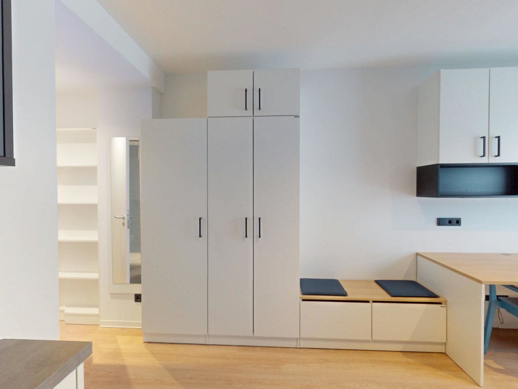 1 Monat mietfrei! Urbaner Lifestyle im möblierten Studentenapartment – Im Rad 15, 65197 Wiesbaden Biebrich – Vorschaubild 5