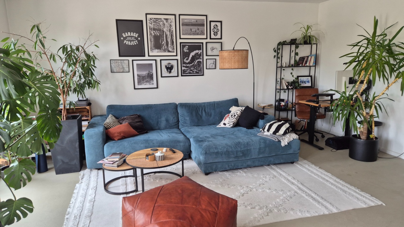 Flat Neukölln Warthestr. - Helles Wohnzimmer mit gemütlicher Couch