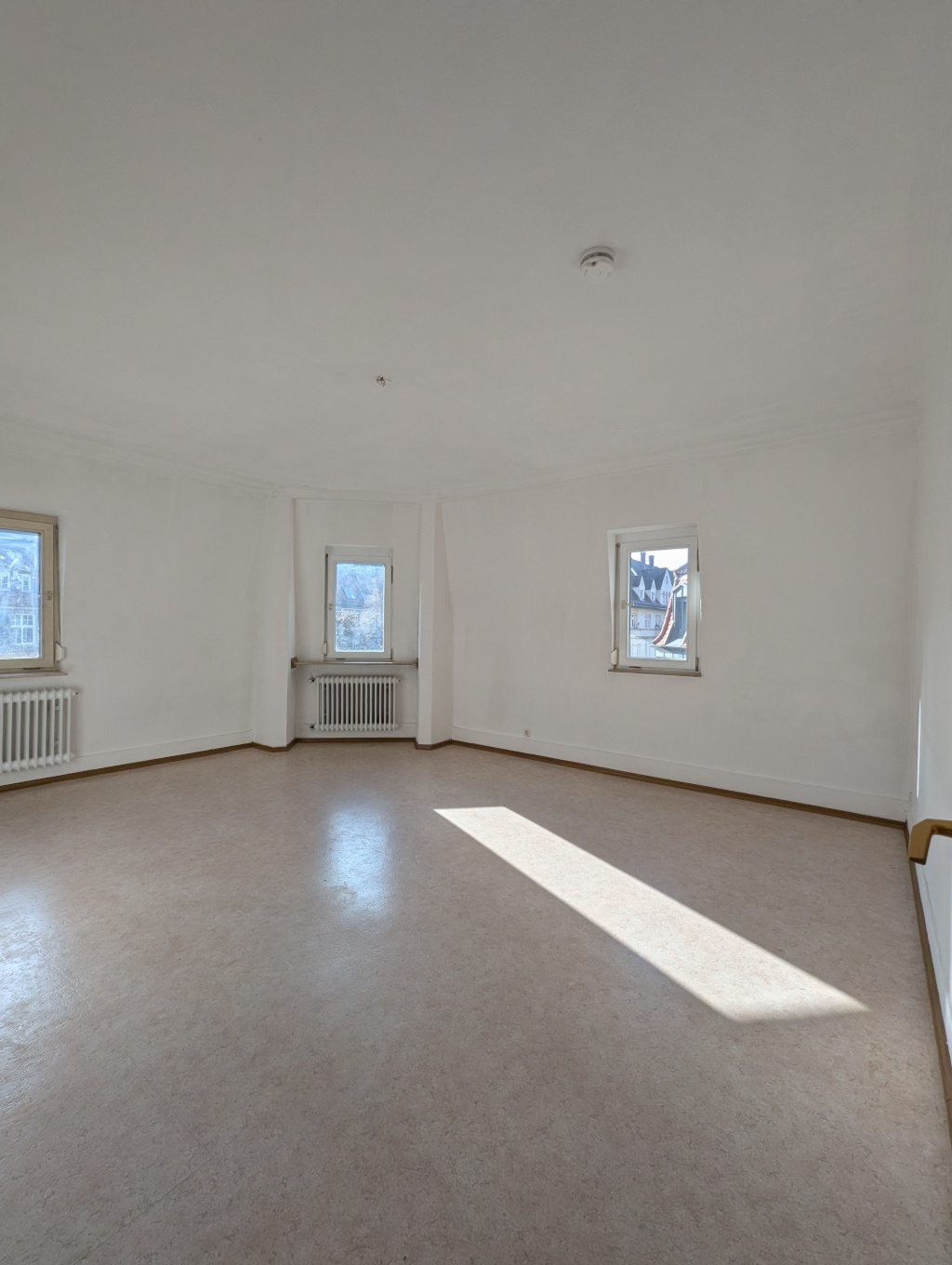 Helle 3-Zimmer-Dachgeschosswohnung mit neuem Laminatboden