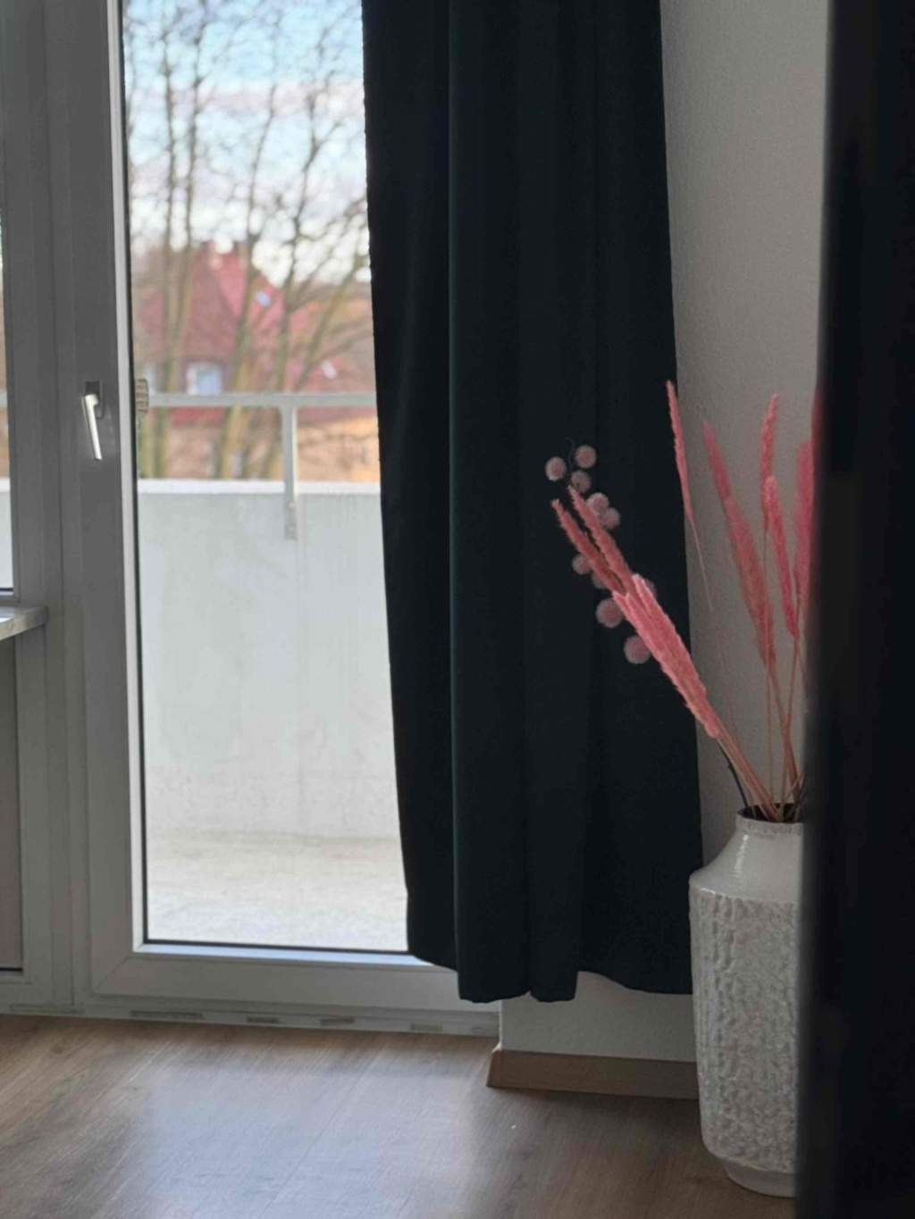 Neu eingerichtete 2er-WG – möblierte Zimmer, eines mit Balkon