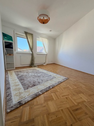 Ad image: Lichtdurchflutetes WG-Zimmer