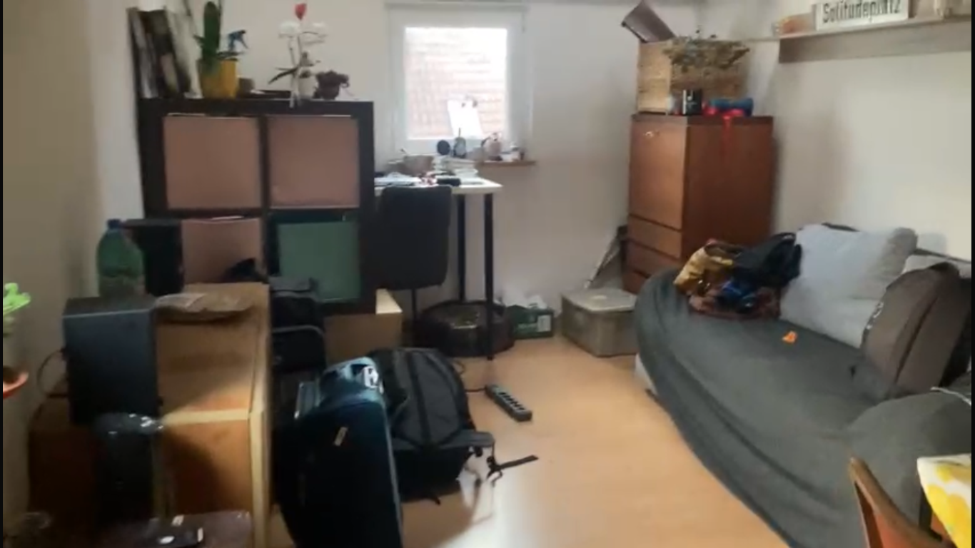 Wohnung Mitte Hospitalstraße - Das Wohnzimmer. Es ist ca. 20m^2 groß. Zwei Kommoden, die Schlafcouch und der Tisch bleiben. D.h. sie ist deutlich leerer als jetzt :)
