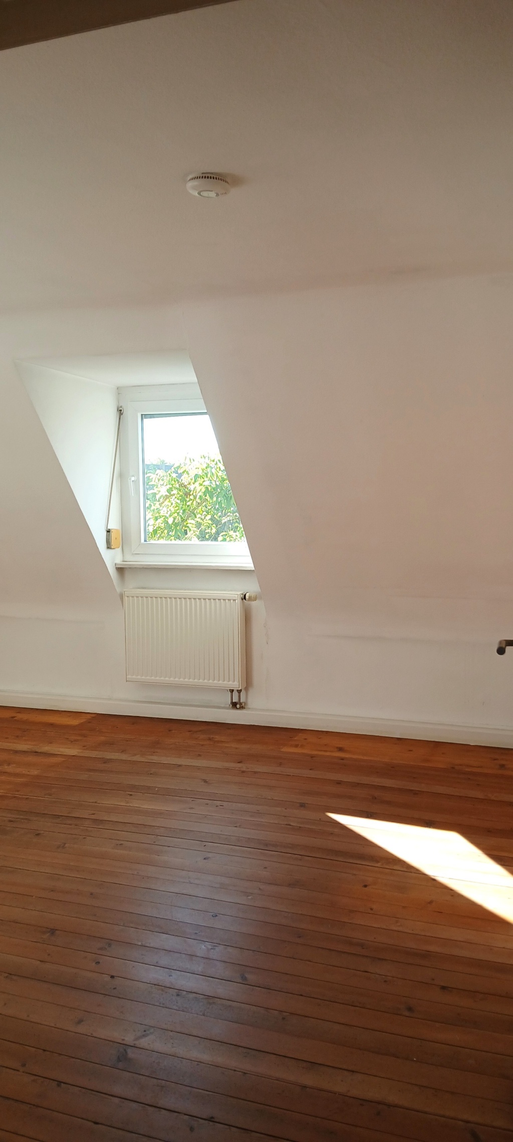 Dreizimmerwohnung in Degerloch befristet auf 18 Monate, DG mit Gartenmitbenutzung – Wurmlinger Strasse, 70597 Stuttgart Degerloch – Vorschaubild 2