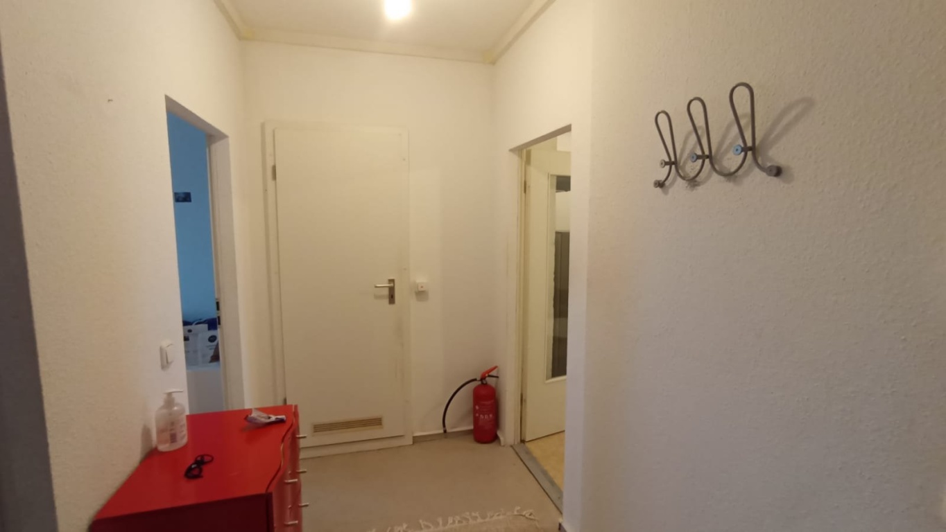WG-Zimmer Kaulsdorf Ehm-Welk-Str 38 - Links ist dein Zimmer - in der Mitte ist das Bad und rechts geht's in die Küche
