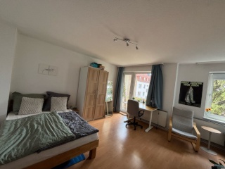 Großes sonniges WG-Zimmer in zentraler Lage