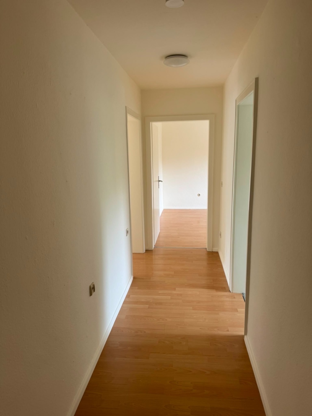 Helle 2-Zimmer-Wohnung mit Balkon in Stuttgart-Stammheim, nah zu BOSCH, PORSCHE, TRUMPF, SIKA, WÜSTENROT neu zu vermieten – Hornissenweg 12, 70439 Stuttgart Stammheim – Vorschaubild 2