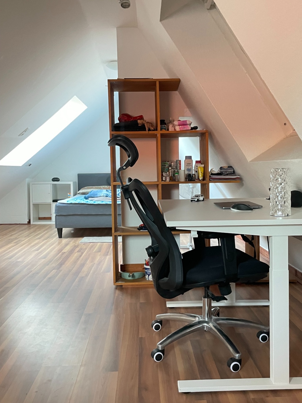 Möblierte 2-Zimmer-Dachgeschosswohnung zur Zwischenmiete (31.08.–01.11.) – Innerer Graben 26, 97070 Würzburg Altstadt – Vorschaubild 3