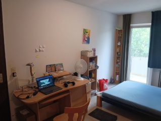 Anzeigenbild: Well-Connected Furnished WG Room with Balcony | 7 min to Uni | Shops & Buses Nearby