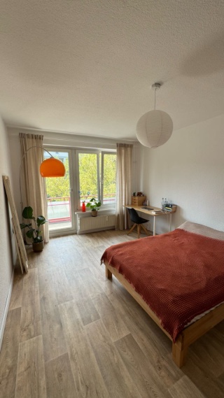 Anzeigenbild: Bright Furnished Room with Balcony in Berlin – Short-Term Rental