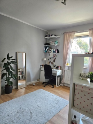 Schönes 18 m2 Zimmer in gemütlicher 4er-WG in der Nähe vom OEZ (01.09.–31.01.)