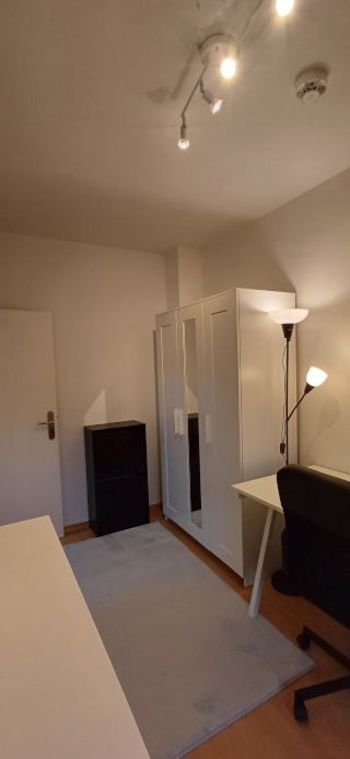 625 euro furnished room. All inclusive . 12 minutes to Altona & Schanze. 3 minutes to Sbahn Elbgaustraße..