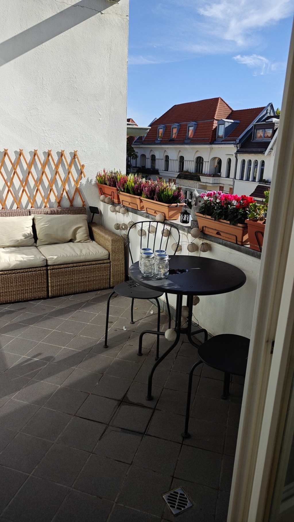 Helle möblierte Dachgeschosswohnung mit großer Südterrasse am Ku'damm – Xantener Straße, 10707 Berlin Charlottenburg-Wilmersdorf – Vorschaubild 3
