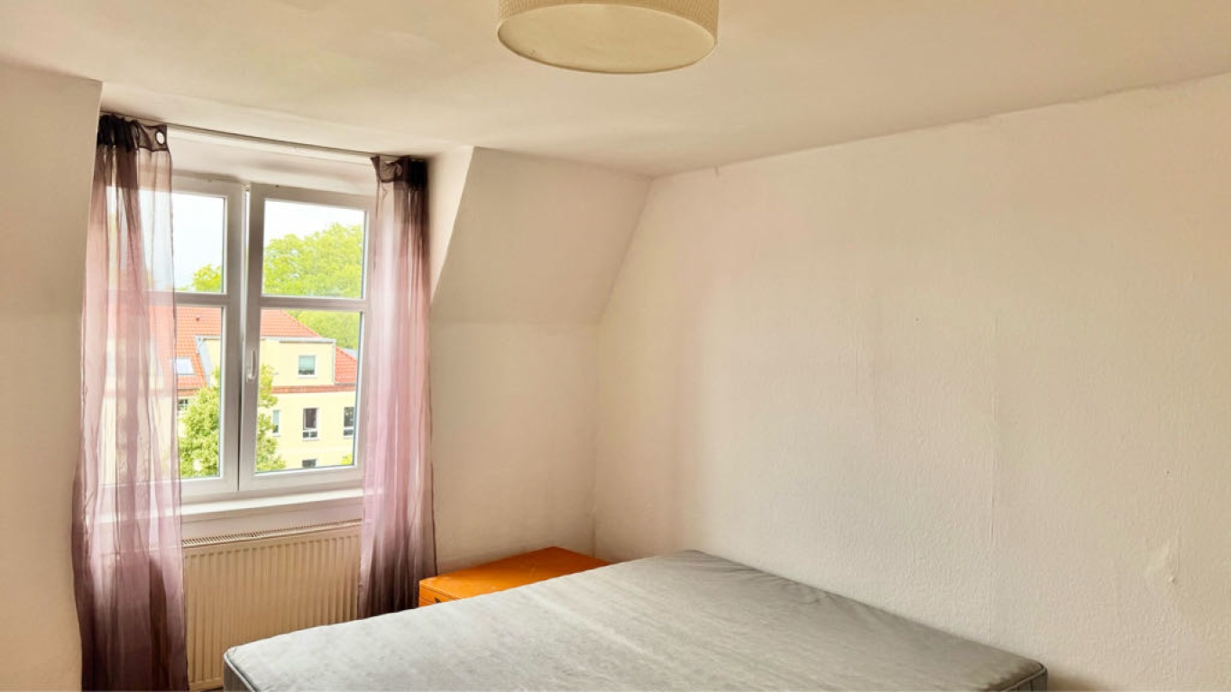 Apartamento Karlshorst Stolzenfelsstraße - bedroom with large bed facing the garden