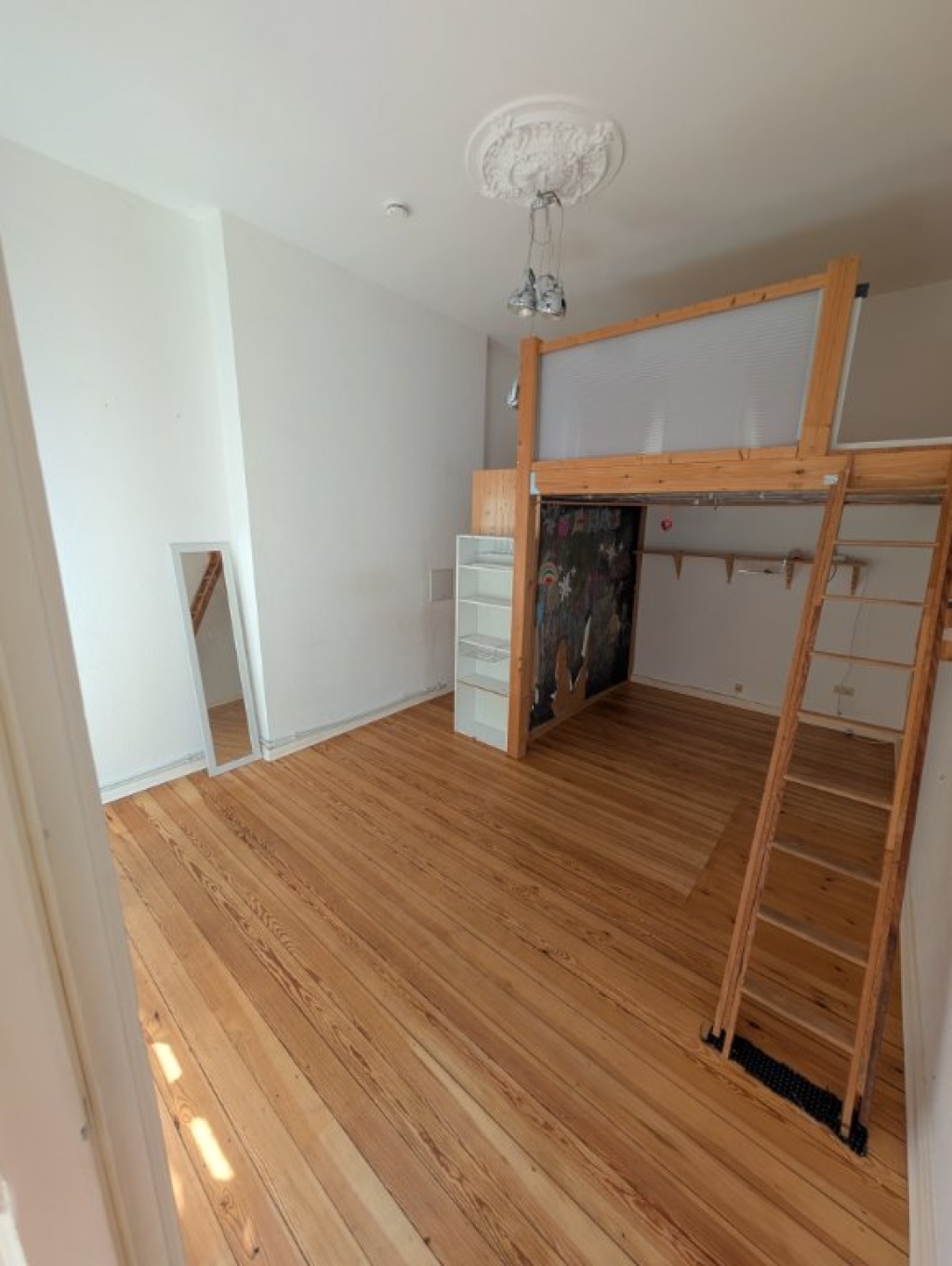 Untermieter:in für 2-3 Monate gesucht! 2 Zimmer Berlin Mitte teilmöbliert!